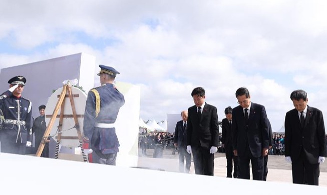 PM Han pays tribute at Jeju Uprising ceremony