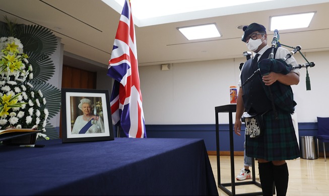 Wake for late Queen Elizabeth II held at British Embassy in Seoul