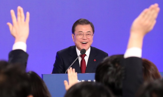 President Moon stresses peace and economy in new year's news conference