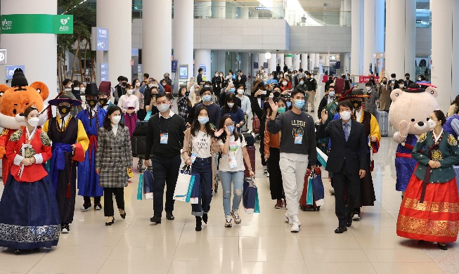 [Korea in photos] Singaporean tourists arrive via 'travel bubble'