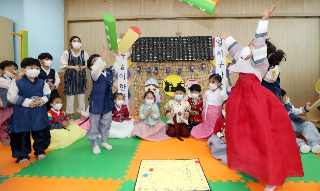 [Korea in photos] Children play traditional board game ahead of Chuseok