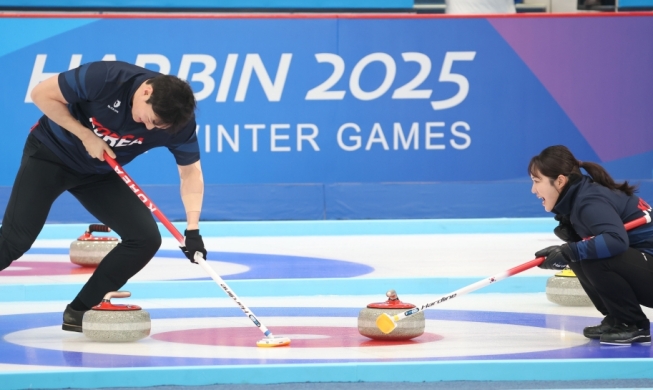 Mixed doubles curling team wins playoff for semifinal berth