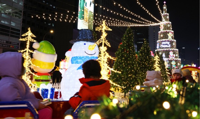 Awaiting Xmas: year-end period brims with holiday spirit, warmth