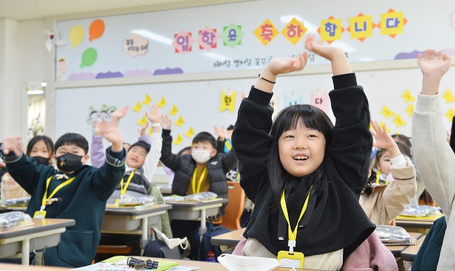 Mask-less entrance ceremony at elementary school in Daegu