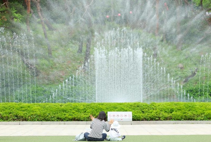 Dazzling water display at World Music Fountain