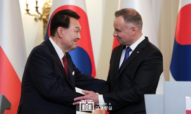 President Yoon discusses nat'l security, defense with Poland