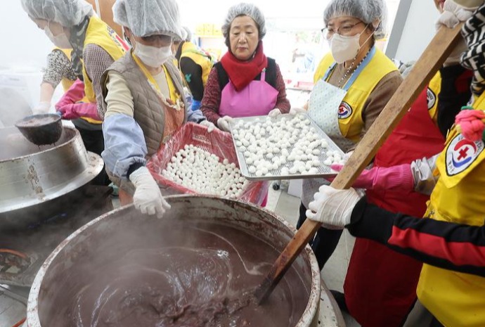 Making red bean porridge for needy on winter solstice