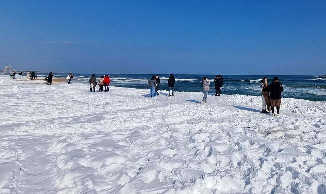 Snow-covered Gyeongpo Beach on eastern coast