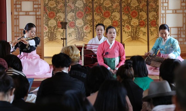 Reenacting performance of blind musicians from 600 years ago