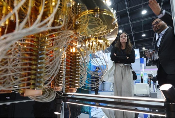 Quantum computer model shaped like chandelier