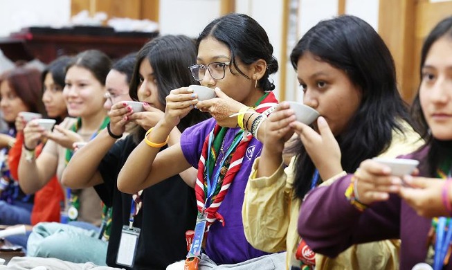 Jamboree scouts learn Korea's traditional tea etiquette