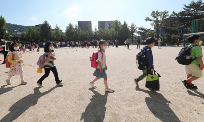 2.37M students attend school under 'distancing in daily life'