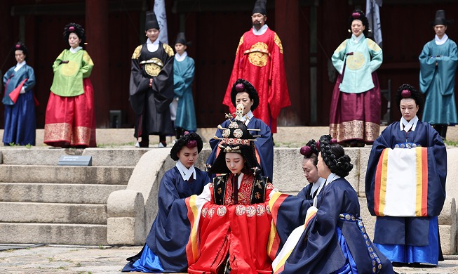 Crown princess gives greetings at Jongmyo Shrine after wedding