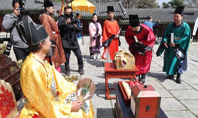 Reenactment of king receiving famed tea as gift