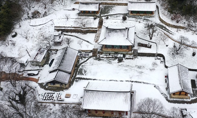 Snow-covered Yongcheonsa Temple in Hampyeong-gun County