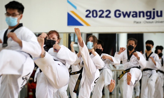 Int'l taekwondo practitioners train in Gwangju