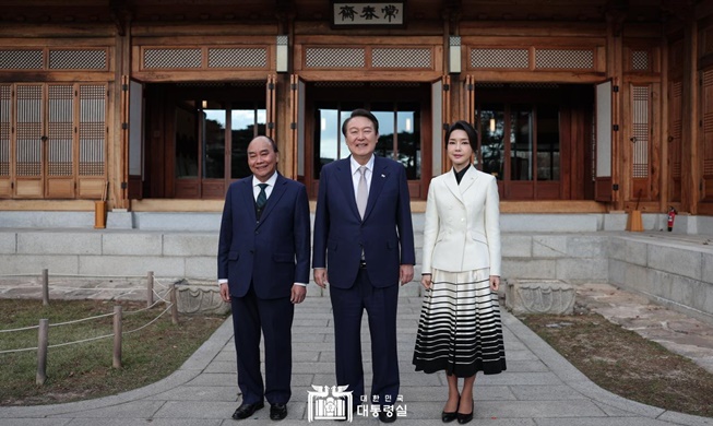 President Yoon, first lady talk over snacks with Vietnamese leader