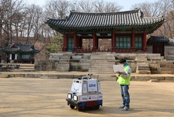 Patrol robot at Changdeokgung Palace