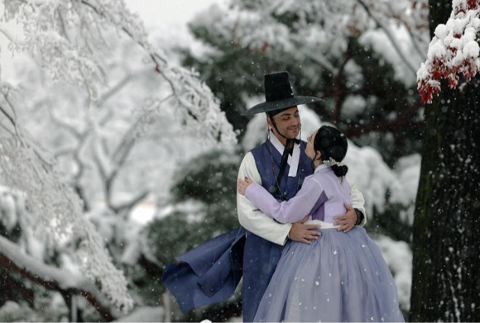 Season's first snow at Gyeongbokgung Palace