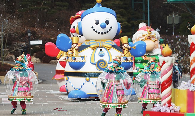 Ice princess visits theme park for 'exciting Xmas'