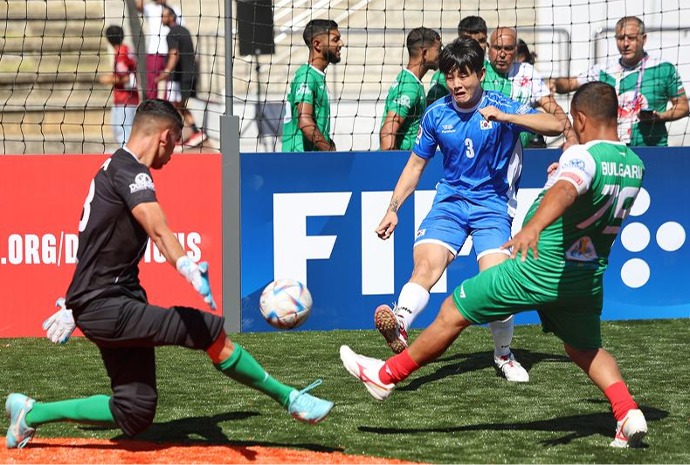 Fierce fight for ball: Homeless World Cup in Seoul