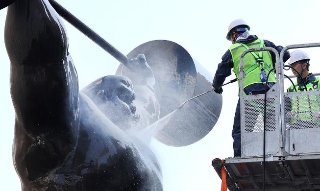 Washing Olympic sculptures for spring