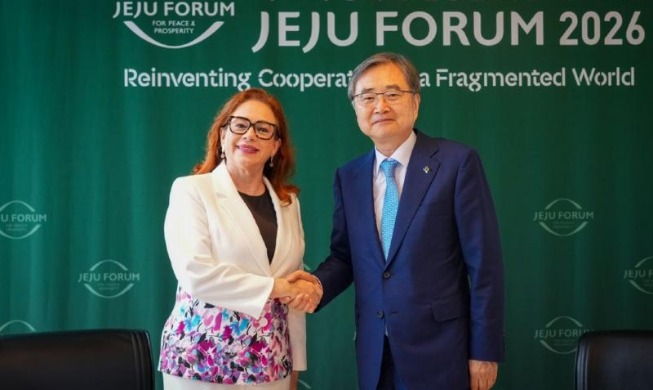 Foreign minister talks to candidates for UN chief on Jeju Island