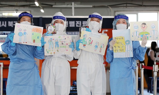 [Korea in photos] Medical staff grateful for gifts from children