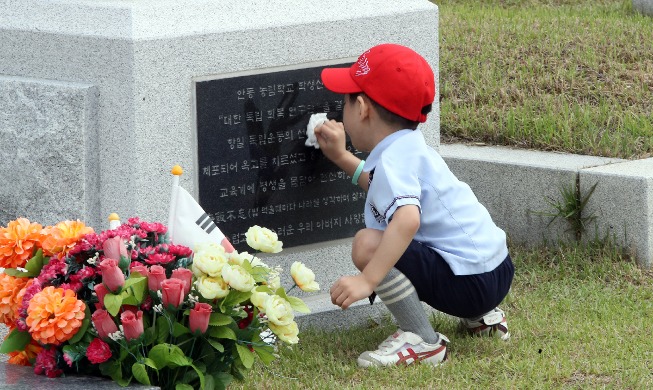 Cute hand polishes patriot's headstone