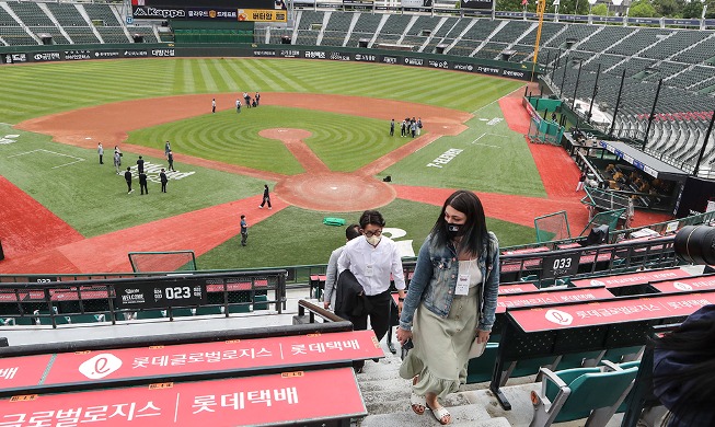 MLB official inspects stadium in Busan for possible all-star tour