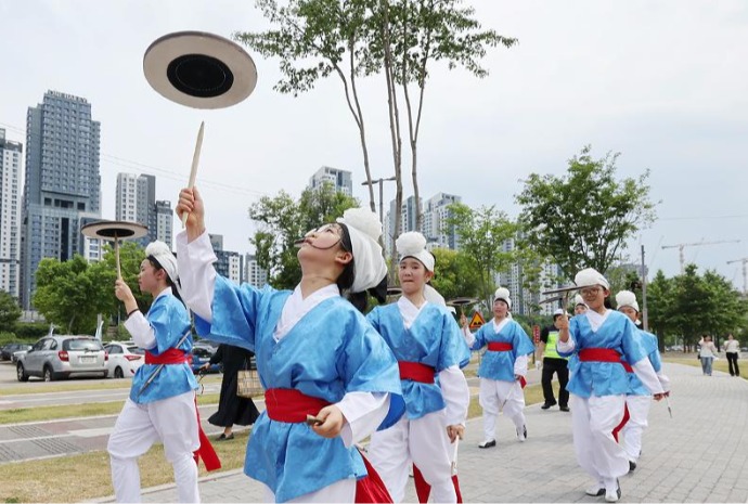 Youth display of traditional peforming arts