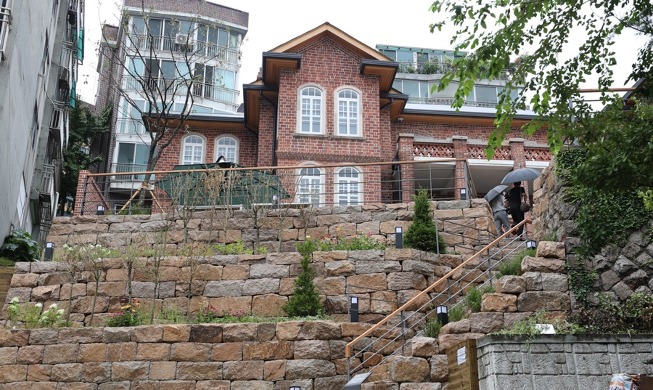 [Korea in photos] Restored stairs of US independence activist's home opened