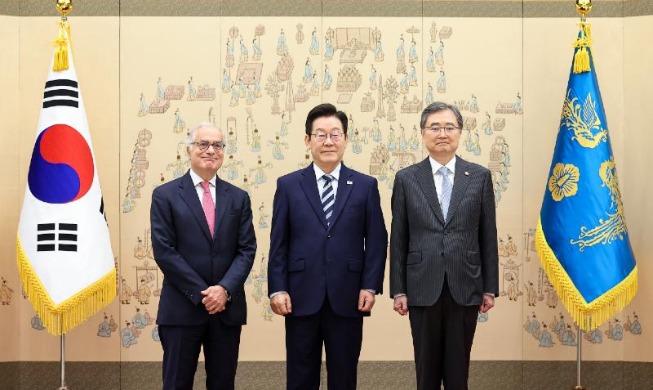 President Lee meets urges AI, defense cooperation to 7 new ambassadors