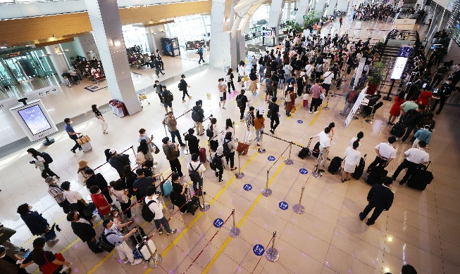 [Korea in photos] Gimpo Int'l Airport packed day before Chuseok holiday