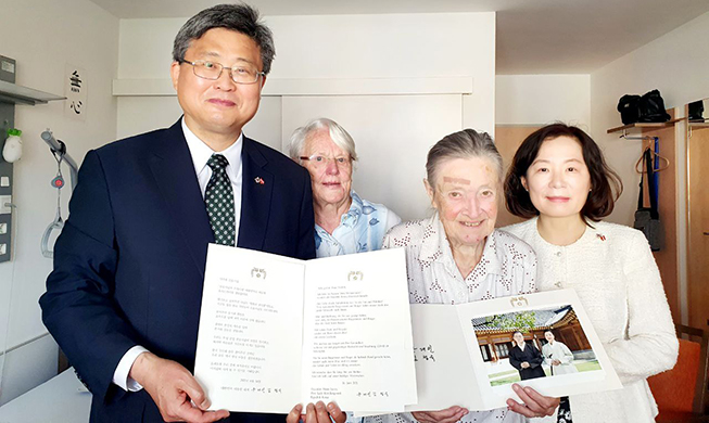 President Moon hails 2 Austrian nurses who served Korea for 40 years