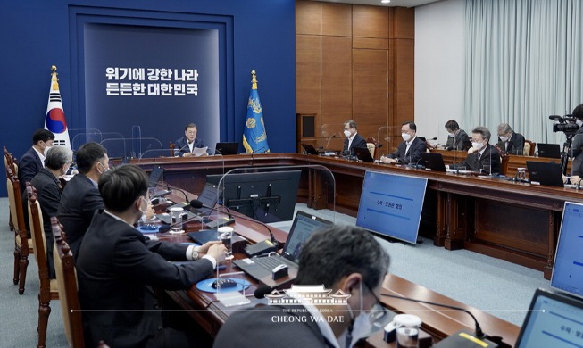 Opening Remarks by President Moon Jae-in at Meeting with His Senior Secretaries