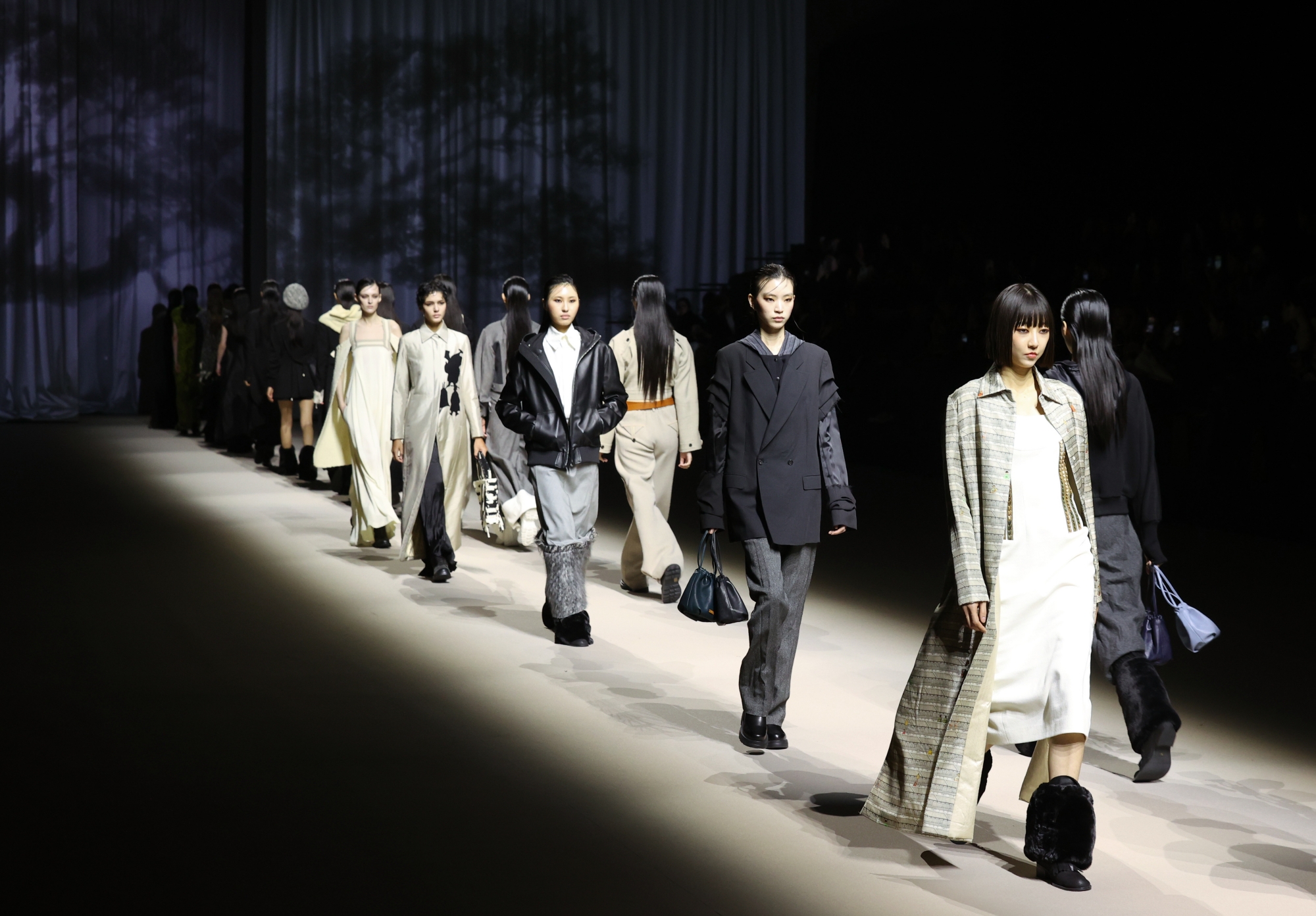  Fashion models on Feb. 1 take to the runway at the opening show of the 2024 F/W Seoul Fashion Week at Dongdaemun Design Plaza in Seoul's Jung-gu District.