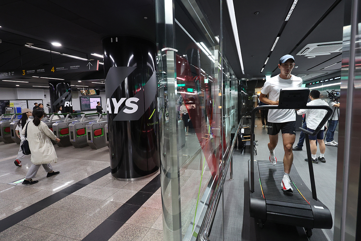 A Runner Station opened on May 21 inside Yeouinaru Station in Seoul's Yeongdeungpo-gu District marked the debut of a city project to transform unused areas of subway stations into cultural and sports spaces for public use.