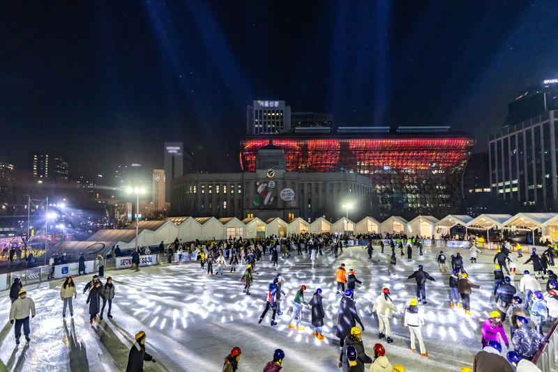 The opening ceremony for Seoul Plaza Ice Skating Rink will be held on Dec. 20 at 6 p.m., with the facility to be open from Dec. 20 to Feb. 9. Shown are skaters at the rink last year. (Seoul Metropolitan Government's official Facebook page)   