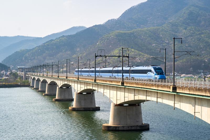 The KTX-Eum, an electric high-speed train, crosses a bridge over the Bukhangang River in Gapyeong-gun County, Gyeonggi-do Province. (Korea Railroad Corp.)