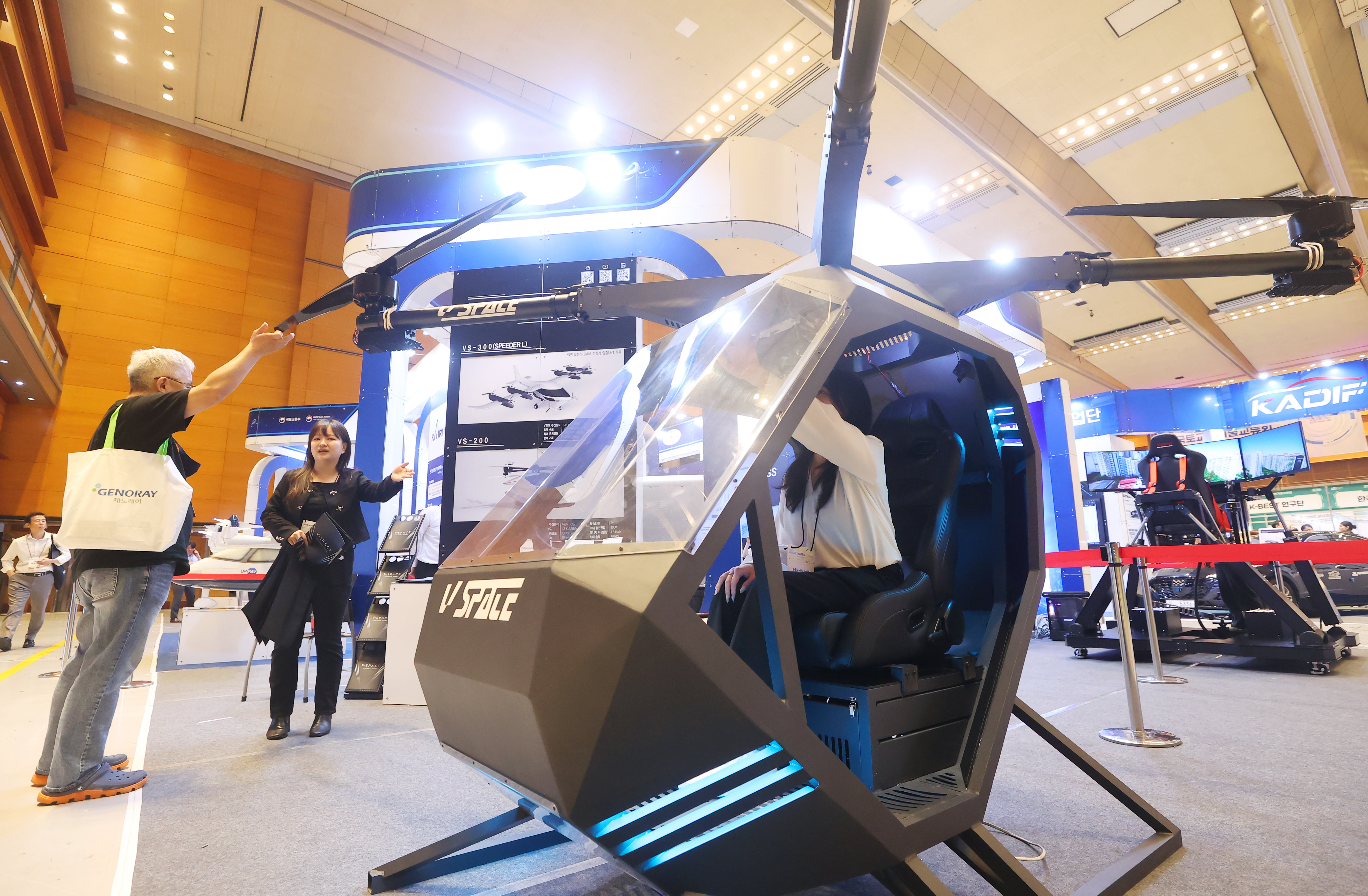  Visitors on June 19 look around the Land Infrastructure and Transport Technology Fair at COEX Mall in Seoul's Gangnam-gu District. Ending on June 20, the event highlights advanced technologies in land, infrastructure and transportation in one place.