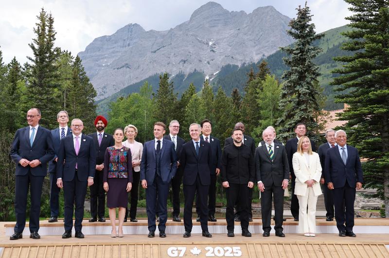 President Lee Jae-myung (fifth from left in second row) on June 17 poses for a group photo with the leaders of G7 member states and invited countries in Kananaskis, located in Canada's Alberta province.