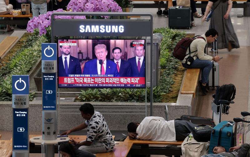 U.S. President Donald Trump on June 22 is shown speaking on his country's airstrikes on Iran's nuclear facilities on a TV screen at the arrival hall of Terminal 1 at Incheon International Airport in Incheon's Jung-gu District. (Yonhap News)