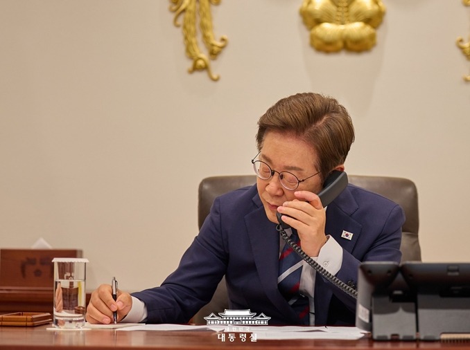 President Lee holds first phone talks with Malaysia, Indonesia